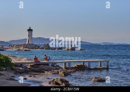 Phare blanc sur la rive de la mer tyrrhénienne sur l'île de la Sardaigne dans Palaos Banque D'Images