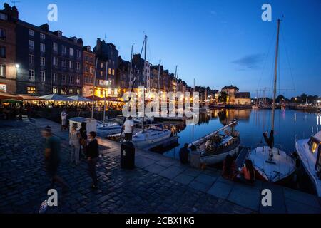 Vieux port de Honfleur la nuit Banque D'Images