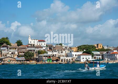 Bateaux sur le front de mer de Lamu, Kenya, site classé au patrimoine mondial de l'UNESCO sur l'île de Lamu Banque D'Images