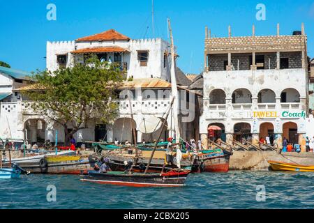 Bateaux sur le front de mer de Lamu, Kenya, site classé au patrimoine mondial de l'UNESCO sur l'île de Lamu Banque D'Images