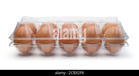 Œufs de poulet frais sur un récipient transparent en plastique isolé sur du blanc. Banque D'Images