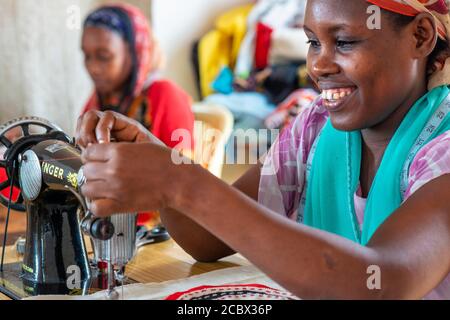 Chiffons à coudre pour faire des souvenirs. ONG espagnole Afrikable sur l'île de Lamu au Kenya. Cette association tente d'habiliter les femmes qui ont été victimes d'abus. B Banque D'Images