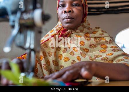 Chiffons à coudre pour faire des souvenirs. ONG espagnole Afrikable sur l'île de Lamu au Kenya. Cette association tente d'habiliter les femmes qui ont été victimes d'abus. B Banque D'Images