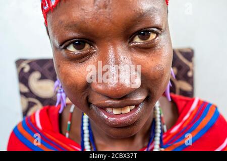 Chiffons à coudre pour faire des souvenirs. ONG espagnole Afrikable sur l'île de Lamu au Kenya. Cette association tente d'habiliter les femmes qui ont été victimes d'abus. B Banque D'Images