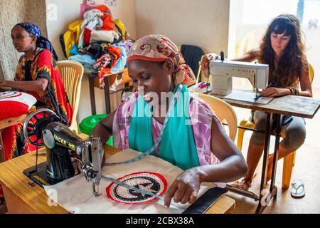 Chiffons à coudre pour faire des souvenirs. ONG espagnole Afrikable sur l'île de Lamu au Kenya. Cette association tente d'habiliter les femmes qui ont été victimes d'abus. B Banque D'Images