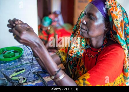 Chiffons à coudre pour faire des souvenirs. ONG espagnole Afrikable sur l'île de Lamu au Kenya. Cette association tente d'habiliter les femmes qui ont été victimes d'abus. B Banque D'Images