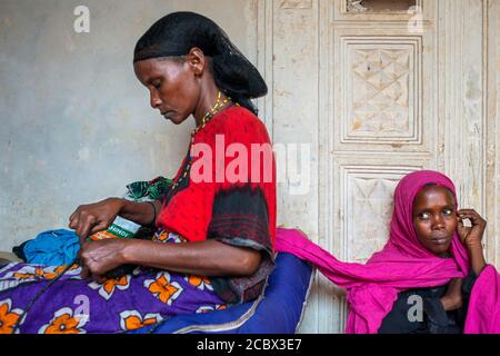 Chiffons à coudre pour faire des souvenirs. ONG espagnole Afrikable sur l'île de Lamu au Kenya. Cette association tente d'habiliter les femmes qui ont été victimes d'abus. B Banque D'Images