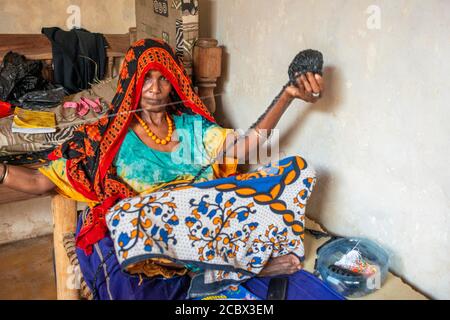 Chiffons à coudre pour faire des souvenirs. ONG espagnole Afrikable sur l'île de Lamu au Kenya. Cette association tente d'habiliter les femmes qui ont été victimes d'abus. B Banque D'Images