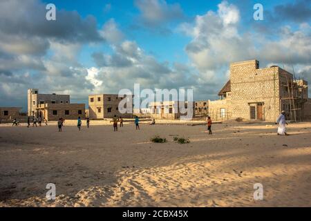 Jeu de football dans le bidonville de Wiyoni département dans le au nord de l'île de Lamu au Kenya Banque D'Images