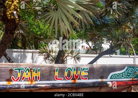 Bateaux en face de belles maisons et hôtels à Shela plage dans le sud de l'archipel de l'île de Lamu au Kenya Banque D'Images