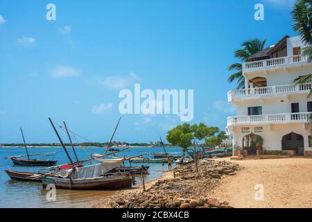 Arrêtez-vous au bar et au restaurant de la plage de Shela dans le au sud de l'archipel de l'île de Lamu au Kenya Banque D'Images