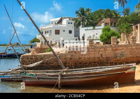 Bateaux en face de belles maisons et hôtels à Shela plage dans le sud de l'archipel de l'île de Lamu au Kenya Banque D'Images