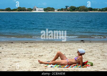 Une femme touriste a pris un bain de soleil à la plage de Shela Le sud de l'archipel de l'île de Lamu au Kenya Banque D'Images