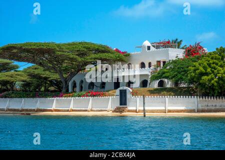 Belles maisons et hôtels dans la plage de Shela dans le sud de l'archipel de l'île de Lamu au Kenya. Mick Jagger et Madonna House. Banque D'Images