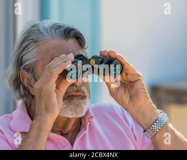 À l'avenir . Isolé. Homme âgé avec bouc de gardien d'oiseaux. Image de stock. Banque D'Images