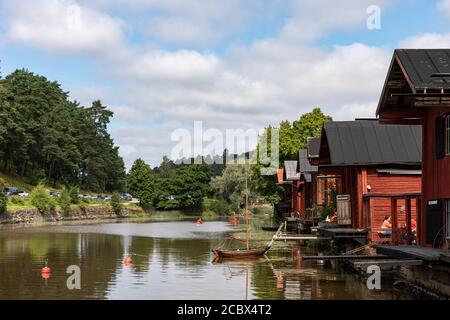 Vieux bâtiments de stockage en bois d'ocre rouge près de la rivière Porvoonjoki à Porvoo, en Finlande Banque D'Images