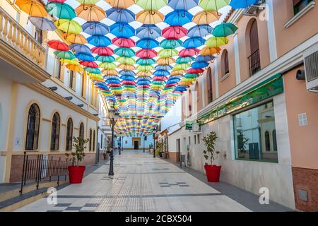 Huelva, Espagne - 15 août 2020; le ciel est plein de parasols colorés. Rue avec parasols dans le ciel dans le village de San Bartolomé de la torre. Somme Banque D'Images