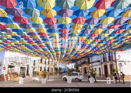 Huelva, Espagne - 15 août 2020; le ciel est plein de parasols colorés. Rue avec parasols dans le ciel dans le village de San Bartolomé de la torre. Somme Banque D'Images