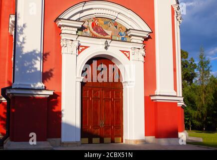 Entrée de l'église avec porte voûtée Banque D'Images