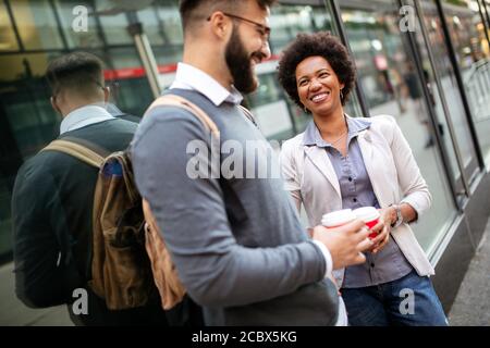 Des gens d'affaires heureux, des étudiants qui s'amusent, sourient, parlent en ville Banque D'Images