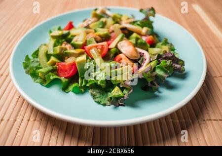 Salade de fruits de mer sur l'assiette de couleurs Banque D'Images