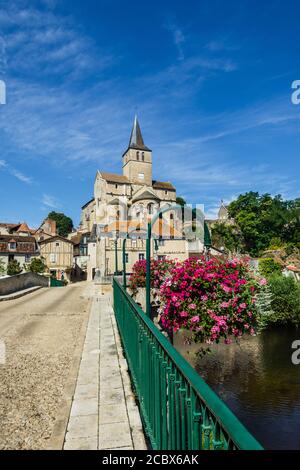 Vue sur l'église notre Dame depuis le Vieux Pont (ancien pont) en traversant la Gartempe à Montmorillon, Vienne (86), France. Banque D'Images