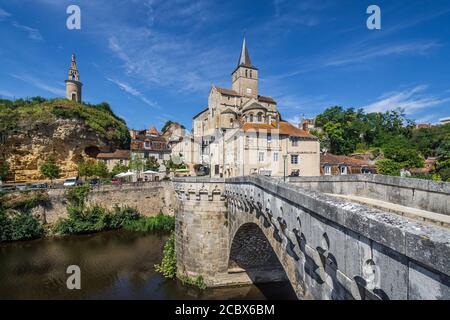 Vue sur l'église notre Dame depuis le Vieux Pont (ancien pont) en traversant la Gartempe à Montmorillon, Vienne (86), France. Banque D'Images