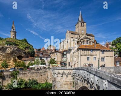 Vue sur l'église notre Dame depuis le Vieux Pont (ancien pont) en traversant la Gartempe à Montmorillon, Vienne (86), France. Banque D'Images