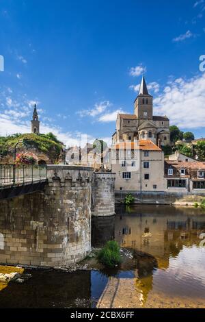 Vue sur l'église notre Dame depuis le Vieux Pont (ancien pont) en traversant la Gartempe à Montmorillon, Vienne (86), France. Banque D'Images