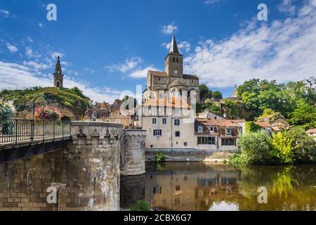 Vue sur l'église notre Dame depuis le Vieux Pont (ancien pont) en traversant la Gartempe à Montmorillon, Vienne (86), France. Banque D'Images