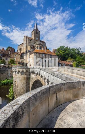 Vue sur l'église notre Dame depuis le Vieux Pont (ancien pont) en traversant la Gartempe à Montmorillon, Vienne (86), France. Banque D'Images