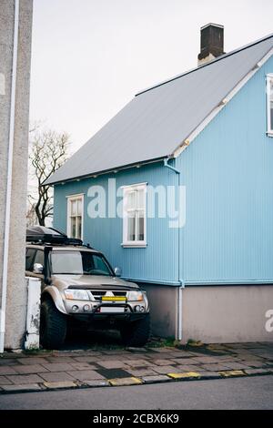 Reykjavik, Islande - 02 mai 2019 : le SUV Mitsubishi, avec un toit supplémentaire, est stationné sur Reykjavik Street en Islande, près d'un appartement bleu Banque D'Images