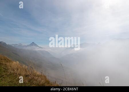 matin brumeux dans les montagnes avec paysage en autriche Banque D'Images