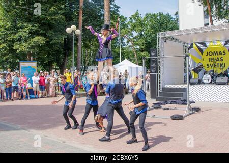 Représentation d'un groupe de gymnastes au festival de la rue Jomas. Accès ouvert, pas de ticket. Banque D'Images