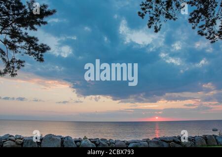 Magnifique coucher de soleil sur la côte en pierre du golfe de Riga de la mer Baltique. Près du village de Kabli, Estonie. Banque D'Images