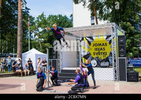 Représentation d'un groupe de gymnastes à la traditionnelle fête estivale de la rue Jomas . Banque D'Images