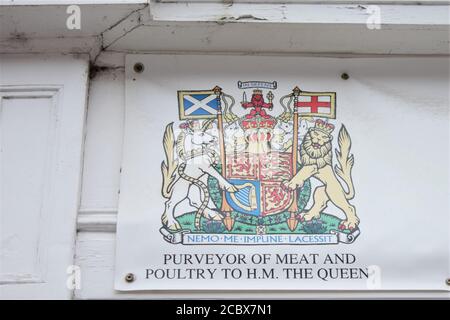 Mandat royal sur la boutique de bouchers HM Sheridan à Ballater, Aberdeenshire, Écosse Banque D'Images