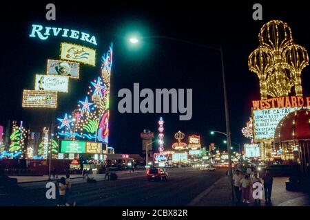 Mars 1992 photo d'archives des casinos Riviera et Westward Ho Resort sur le Strip de Las Vegas au Nevada. Les hôtels étaient déchirés. Banque D'Images