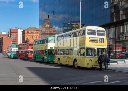 Ancien double decker bus à Pier Head, Liverpool, Royaume-Uni Banque D'Images