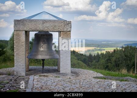 Grande cloche dans le village Hojna Voda, République Tchèque Banque D'Images