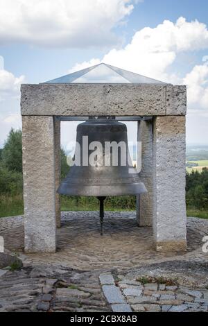 Grande cloche dans le village Hojna Voda, République Tchèque Banque D'Images