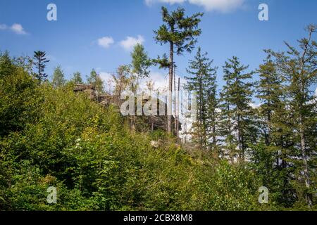 Formations de pierres en Bohême du Sud, randonnée près de Hojna Voda à la montagne Vysoka, République Tchèque Banque D'Images