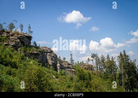 Formations de pierres en Bohême du Sud, randonnée près de Hojna Voda à la montagne Vysoka, République Tchèque Banque D'Images