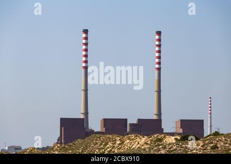 Centrale électrique de Sines au début de la Vicentina Trail Banque D'Images