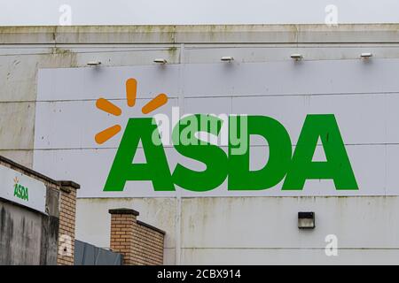 Un gros plan d'une enseigne de supermarché Asda à Cardiff, pays de Galles, Royaume-Uni. Banque D'Images