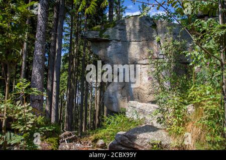 Formations de pierres en Bohême du Sud, randonnée près de Hojna Voda à la montagne Vysoka, République Tchèque Banque D'Images