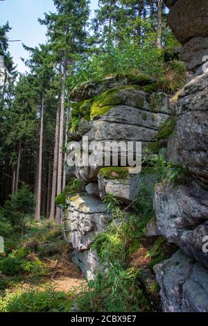 Formations de pierres en Bohême du Sud, randonnée près de Hojna Voda à la montagne Vysoka, République Tchèque Banque D'Images