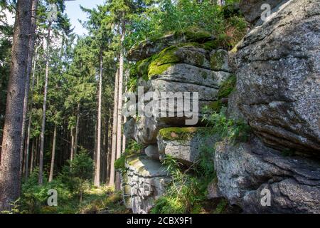 Formations de pierres en Bohême du Sud, randonnée près de Hojna Voda à la montagne Vysoka, République Tchèque Banque D'Images