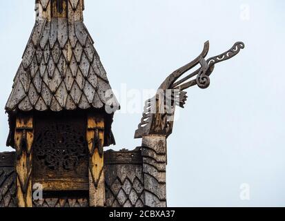 Décoration de toit et beffroi à motif dragon sur l'église Borgund À la tête de Laerdale centre de la Norvège construit entièrement de bois au xiie siècle Banque D'Images