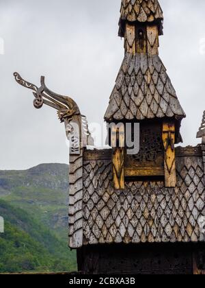 Décoration de toit et beffroi à motif dragon sur l'église Borgund À la tête de Laerdale centre de la Norvège construit entièrement de bois au xiie siècle Banque D'Images